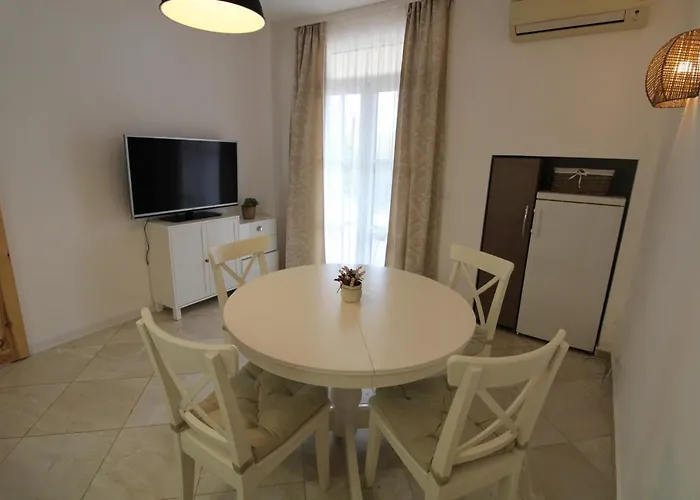 Flores Garden - Menada Daire